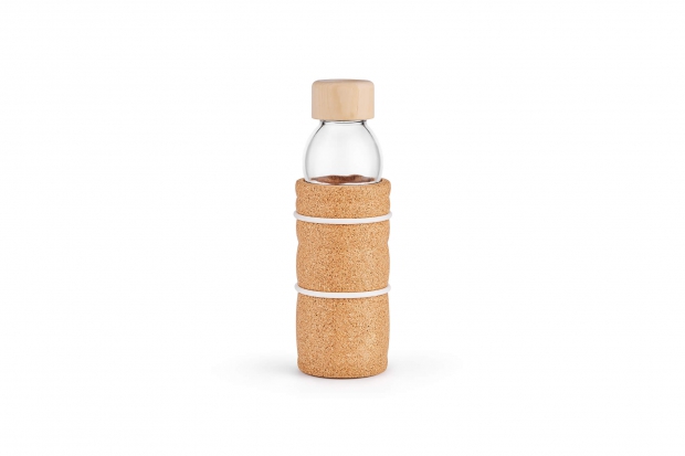 Glasflasche mit Korkummantelung und robustem Zirben-Holzdeckel. Entworfen nach dem Goldenen Schnitt und mit der Blume des Lebens. Ökologisch, nachhaltig und fair produziert. Lagoena Trinkflasche 0,5 l